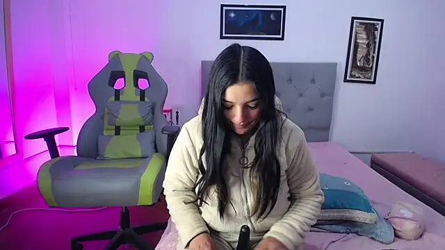 Esmeraldaa- online show from October 2025 05:51:02 AM