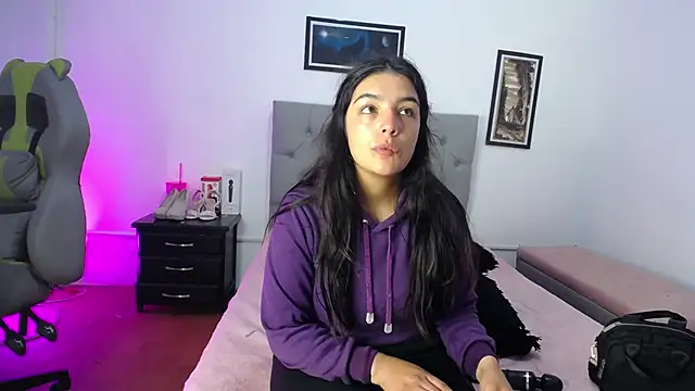 Esmeraldaa- online show from October 2025 04:59:01 AM