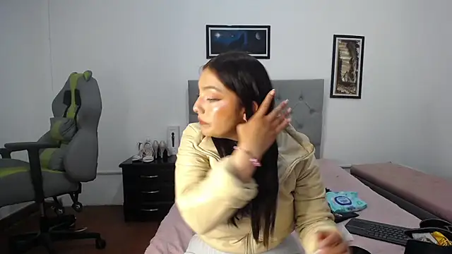 Esmeraldaa- online show from November 2025 04:01:02 AM