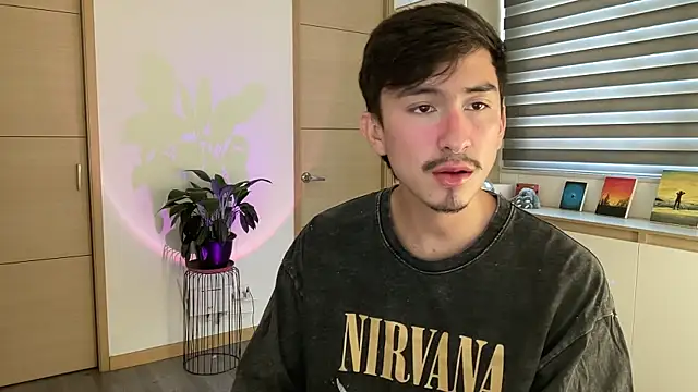 sweettaaron01 online show from October 2025 05:40:02 PM