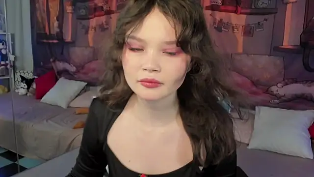 Snapshot of EmilyChaves chatting on November 2025 04:50:01 PM EmilyChaves online show from November 2025 04:50:01 PM