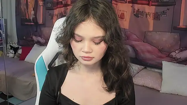 Snapshot of EmilyChaves chatting on November 2025 11:03:01 AM EmilyChaves online show from November 2025 11:03:01 AM