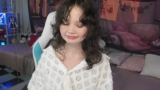 Snapshot of EmilyChaves chatting on November 2025 04:50:01 PM EmilyChaves online show from November 2025 04:50:01 PM