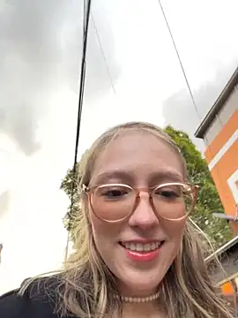 Snapshot of ReenKitty chatting on October 2025 10:04:02 PM ReenKitty online show from October 2025 10:04:02 PM