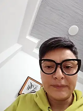 Daniela Leonn online show from November 2025 05:23:01 PM