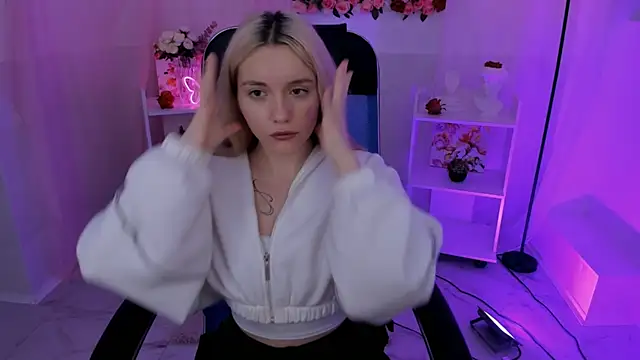 Snapshot of AuroraWrenfield chatting on September 2025 05:10:02 AM AuroraWrenfield online show from September 2025 05:10:02 AM