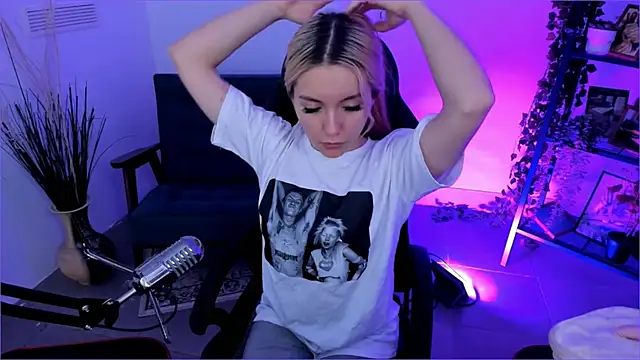 Snapshot of AuroraWrenfield chatting on October 2025 04:43:02 AM AuroraWrenfield online show from October 2025 04:43:02 AM