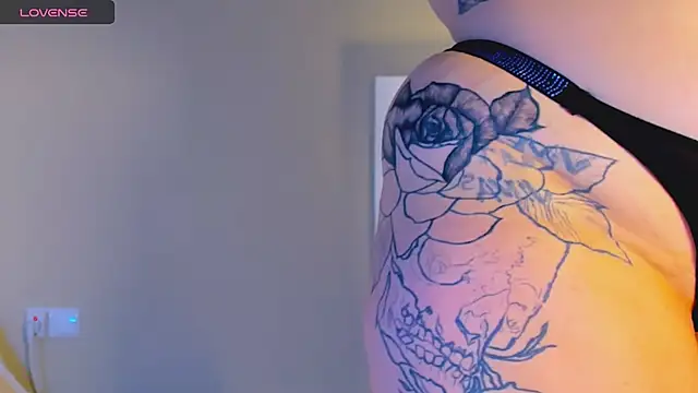 marrenaa online show from October 2025 06:22:02 AM