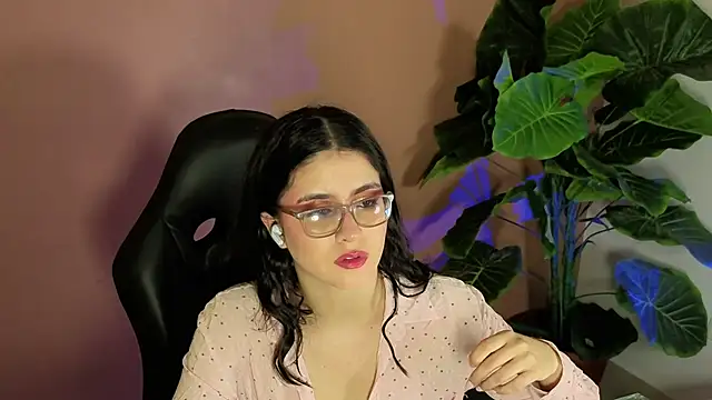 Snapshot of LiLLiAnderson chatting on September 2025 11:43:02 AM LiLLiAnderson online show from September 2025 11:43:02 AM