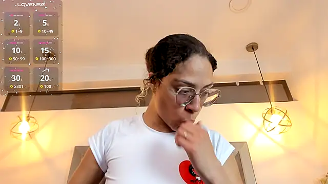 Hanna Cornee  online show from October 2025 01:43:02 PM