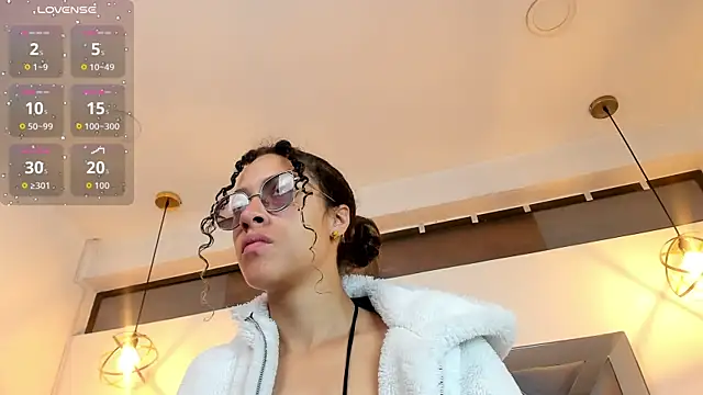 Hanna Cornee  online show from October 2025 01:45:02 PM