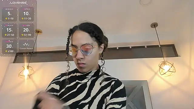 Hanna Cornee  online show from November 2025 01:32:02 PM