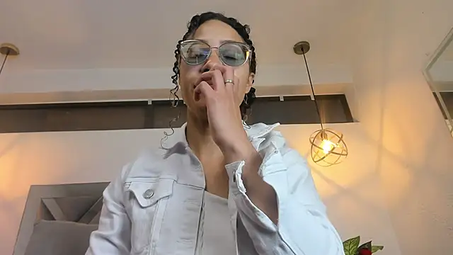 Hanna Cornee  online show from December 2025 01:38:02 PM