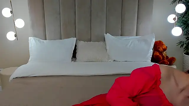 Snapshot of KiraHolli chatting on November 2025 03:06:01 AM KiraHolli online show from November 2025 03:06:01 AM