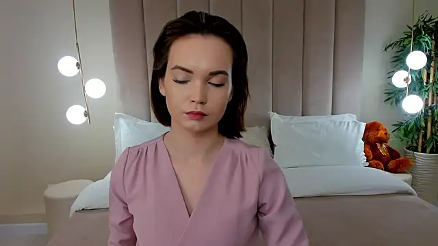 Snapshot of KiraHolli chatting on November 2025 03:06:02 AM KiraHolli online show from November 2025 03:06:02 AM