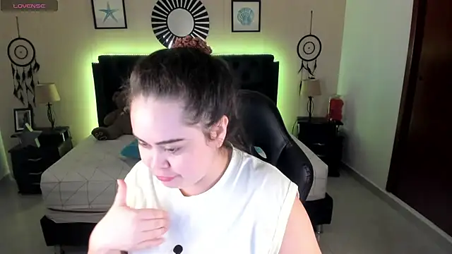 LolaVillalobos online show from June 2026 12:17:01 PM