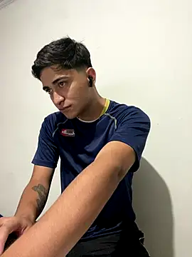 Tavinho067 online show from December 2025 11:31:01 PM