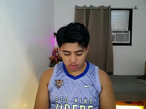 Snapshot of Hugecock2hundle_intown chatting on November 2025 09:20:01 AM Hugecock2hundle intown online show from November 2025 09:20:01 AM