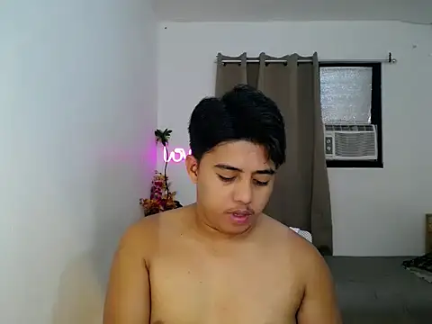 Snapshot of Hugecock2hundle_intown chatting on November 2025 12:05:01 PM Hugecock2hundle intown online show from November 2025 12:05:01 PM