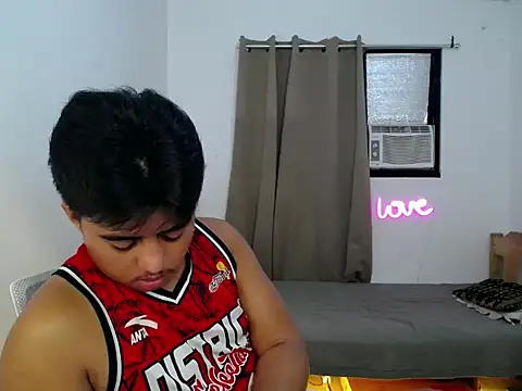 Snapshot of Hugecock2hundle_intown chatting on November 2025 07:38:01 PM Hugecock2hundle intown online show from November 2025 07:38:01 PM