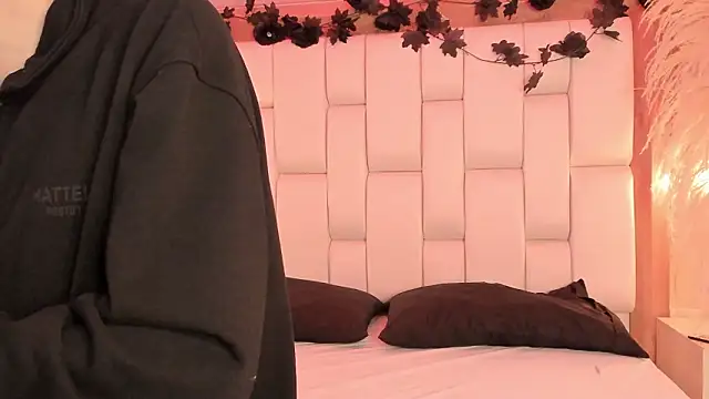 Daphne And Roger online show from February 2026 10:58:02 AM