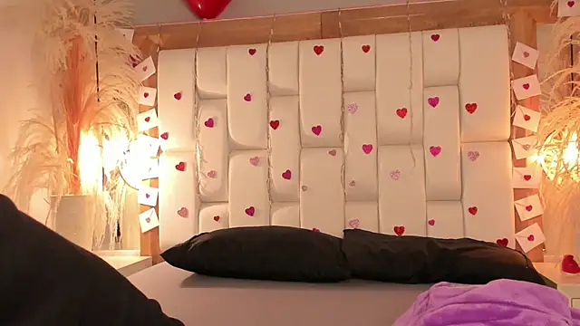 Daphne And Roger online show from February 2026 11:06:02 AM