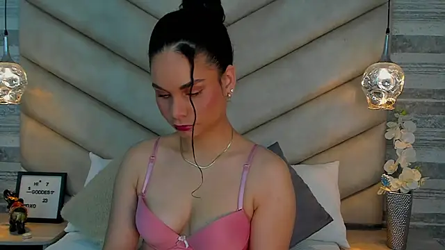 AgathaMendoza online show from October 2025 07:01:01 PM