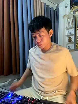 xshyboyx online show from December 2025 11:48:01 AM