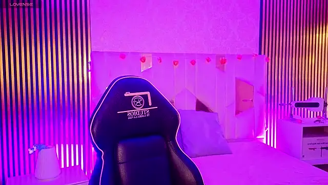 LIHIAN TAY online show from April 2026 12:21:01 PM