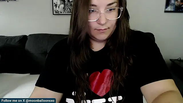 Snapshot of MoonBalloons chatting on September 2025 01:00:01 AM MoonBalloons online show from September 2025 01:00:01 AM