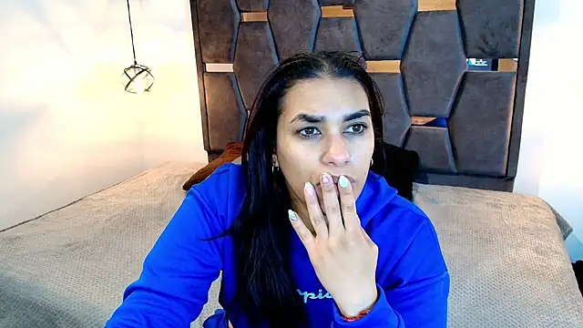 Lia Blake  online show from April 2026 11:54:02 AM