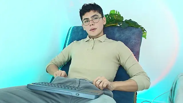 CamiiGuzmanX online show from October 2025 08:29:01 PM