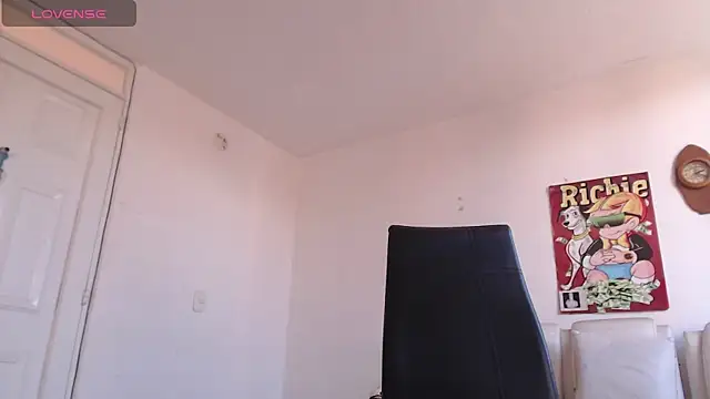 Snapshot of Thomasjons_ chatting on April 2026 07:22:01 PM Thomasjons online show from April 2026 07:22:01 PM