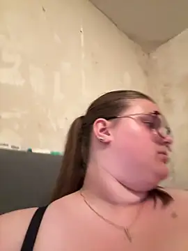 Snapshot of CurvyPaar2 chatting on May 2026 09:32:02 PM CurvyPaar2 online show from May 2026 09:32:02 PM