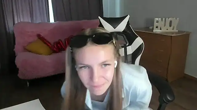 Snapshot of HitGyrl chatting on June 2026 07:03:01 AM HitGyrl online show from June 2026 07:03:01 AM