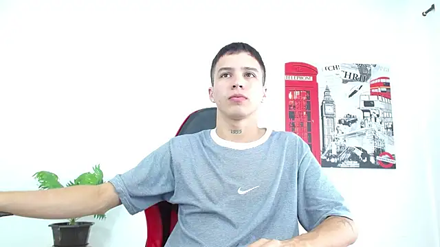 Cumandres18 online show from October 2025 01:56:02 PM