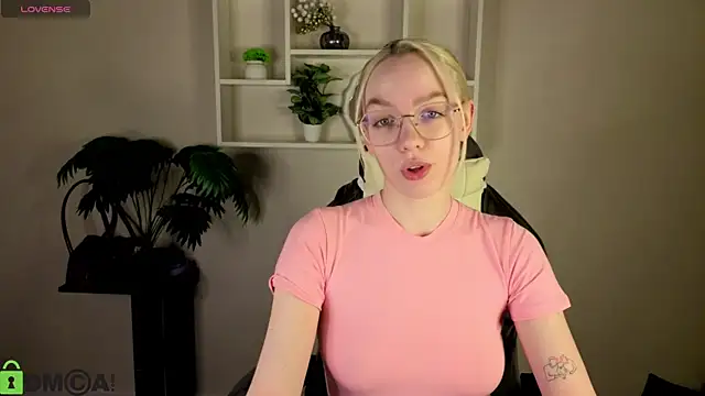 Snapshot of R0cket_bunny chatting on April 2026 12:42:01 AM R0cket bunny online show from April 2026 12:42:01 AM