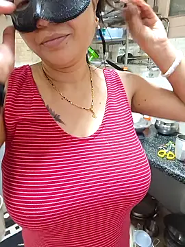 Queen Nightt online show from November 2025 03:31:01 AM