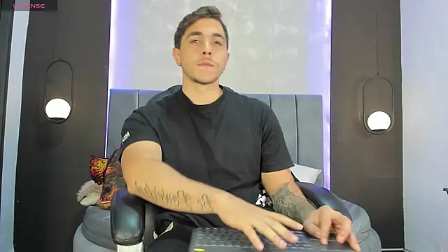 Liam walk  online show from October 2025 09:04:02 PM