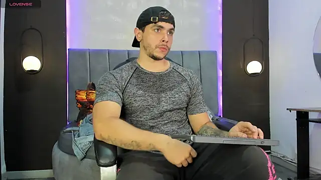 Liam walk  online show from November 2025 07:46:01 PM