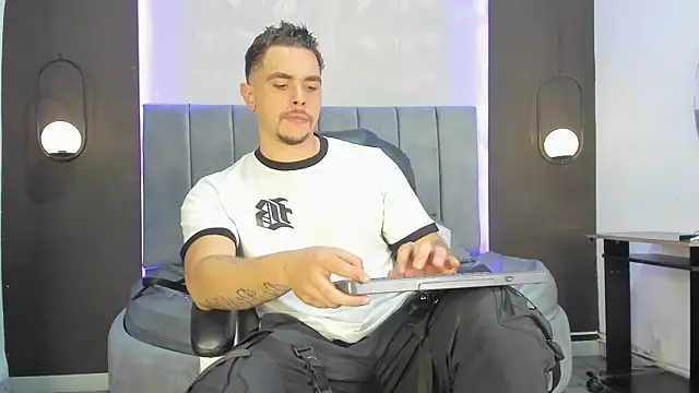 Liam walk  online show from November 2025 09:47:01 PM