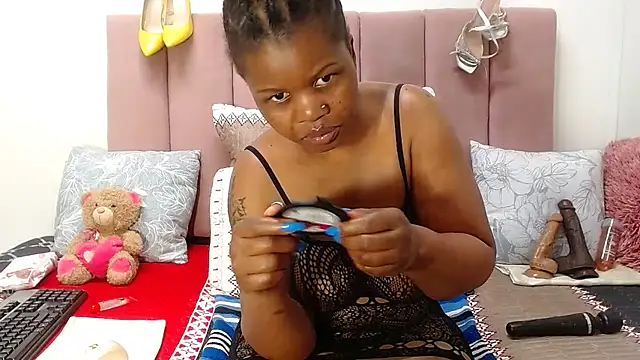 RoundaAssx22 online show from November 2025 01:00:02 PM