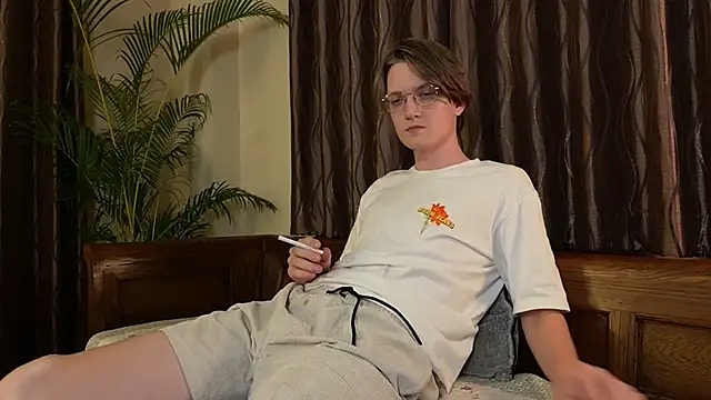Snapshot of KellyTwink chatting on June 2026 06:01:01 PM KellyTwink online show from June 2026 06:01:01 PM