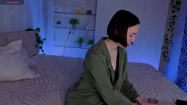 LoisBasil online show from November 2025 04:18:02 PM