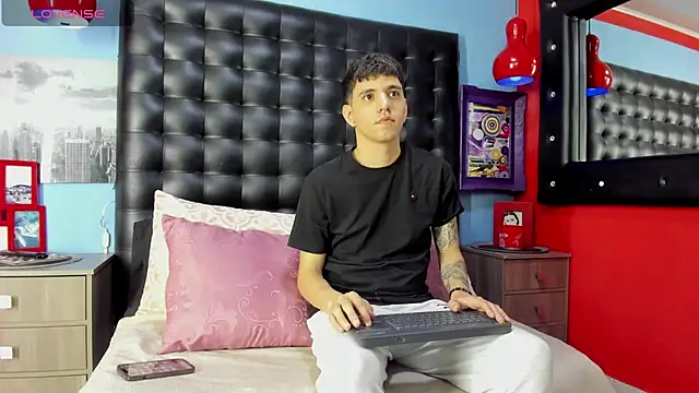 Matteo12  online show from October 2025 04:00:01 AM