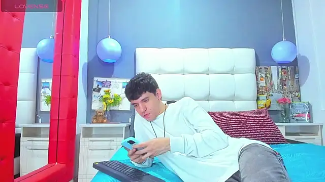 Matteo12  online show from November 2025 02:47:01 AM