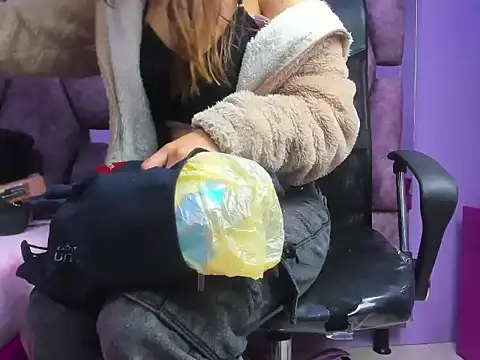 Emy Latin online show from September 2025 11:58:01 AM