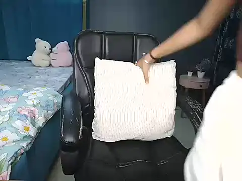 Urlove lily online show from May 2026 02:25:01 PM