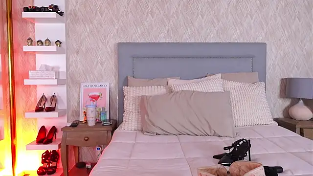 Sofy Bradd online show from November 2025 08:15:01 AM