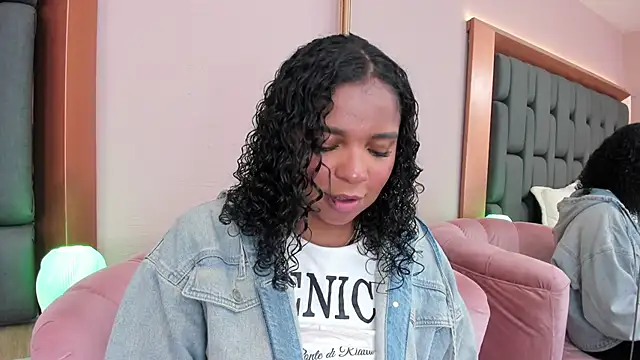 LisaMendez online show from November 2025 04:01:02 AM